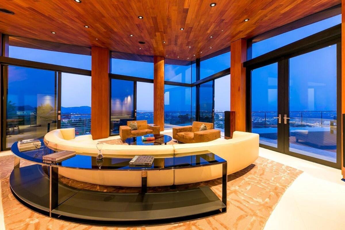 Modern With Unmatched Skyline Views Holiday home *