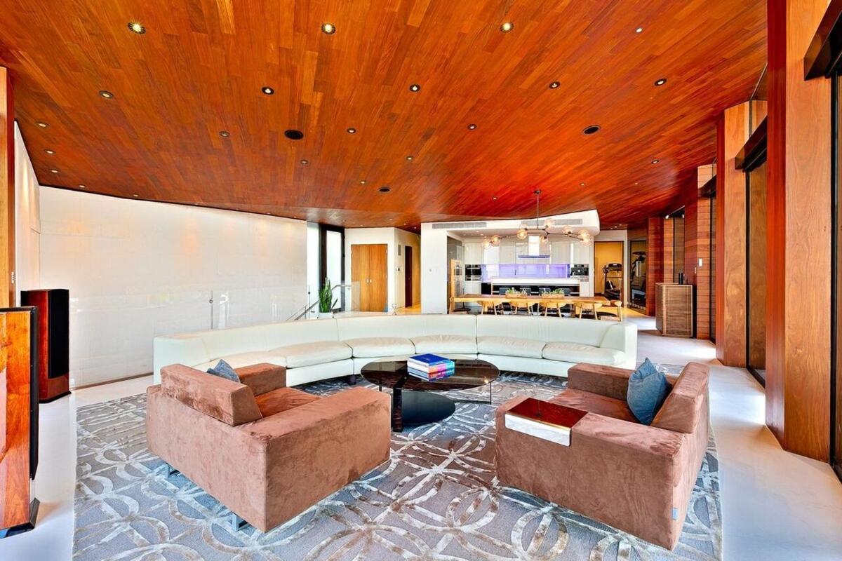 Modern With Unmatched Skyline Views Holiday home *