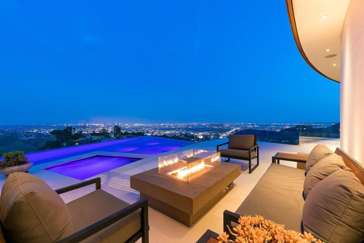 Modern With Unmatched Skyline Views Holiday home *
