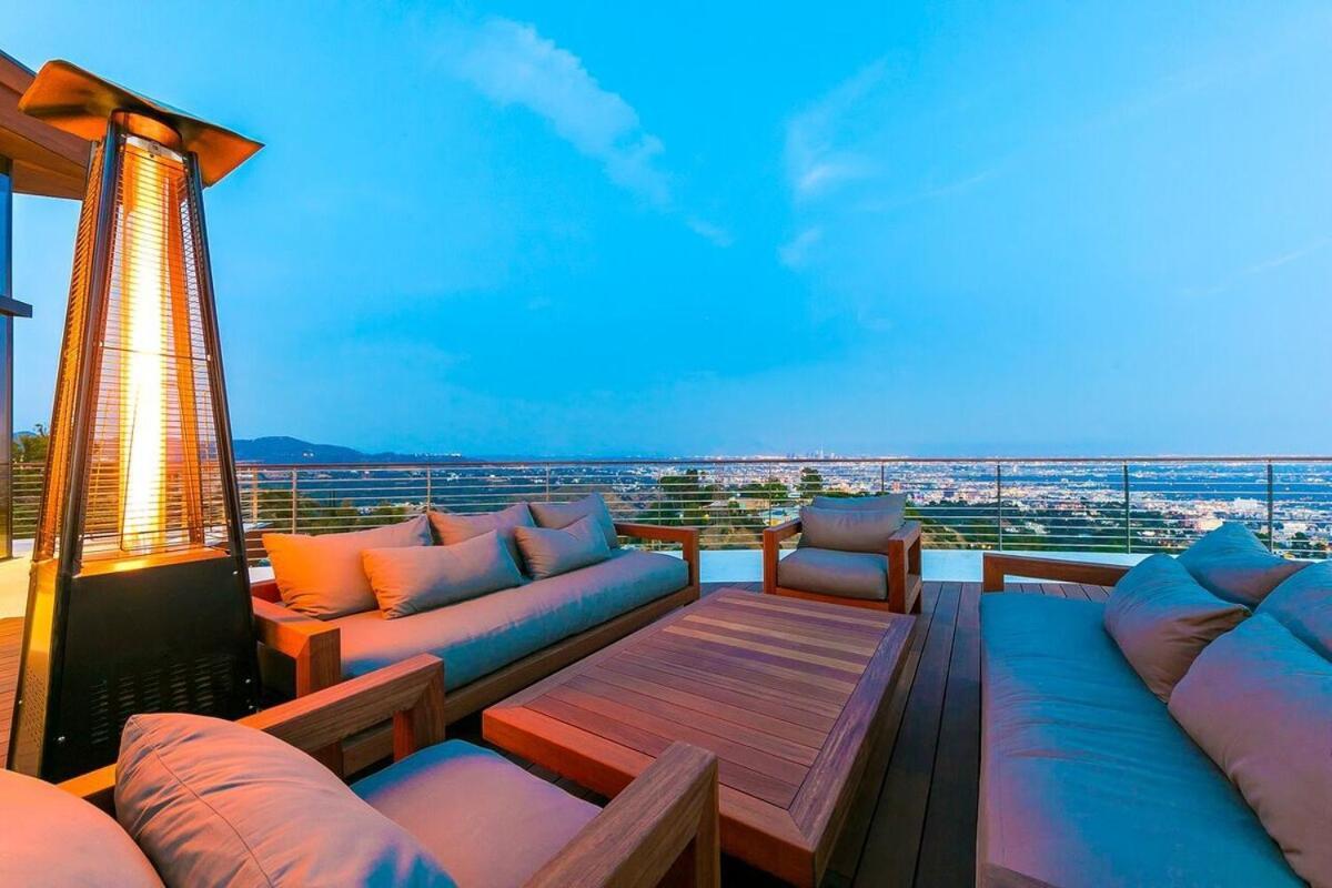 Modern With Unmatched Skyline Views Holiday home