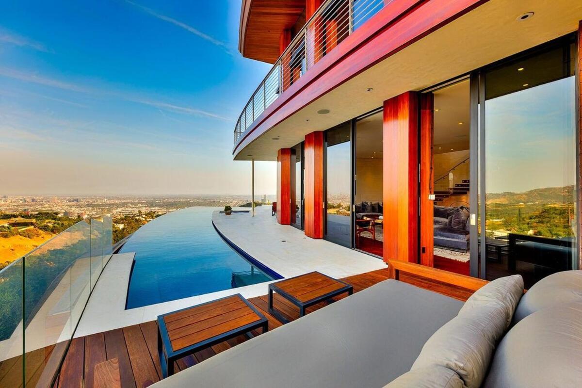 Modern With Unmatched Skyline Views Holiday home *