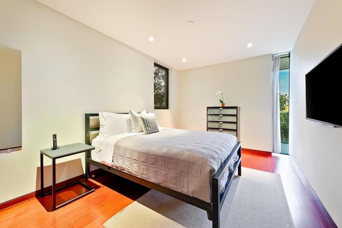 Modern With Unmatched Skyline Views Holiday home Los Angeles