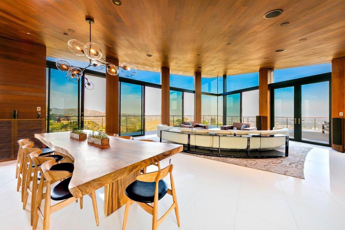 Modern With Unmatched Skyline Views Holiday home Los Angeles